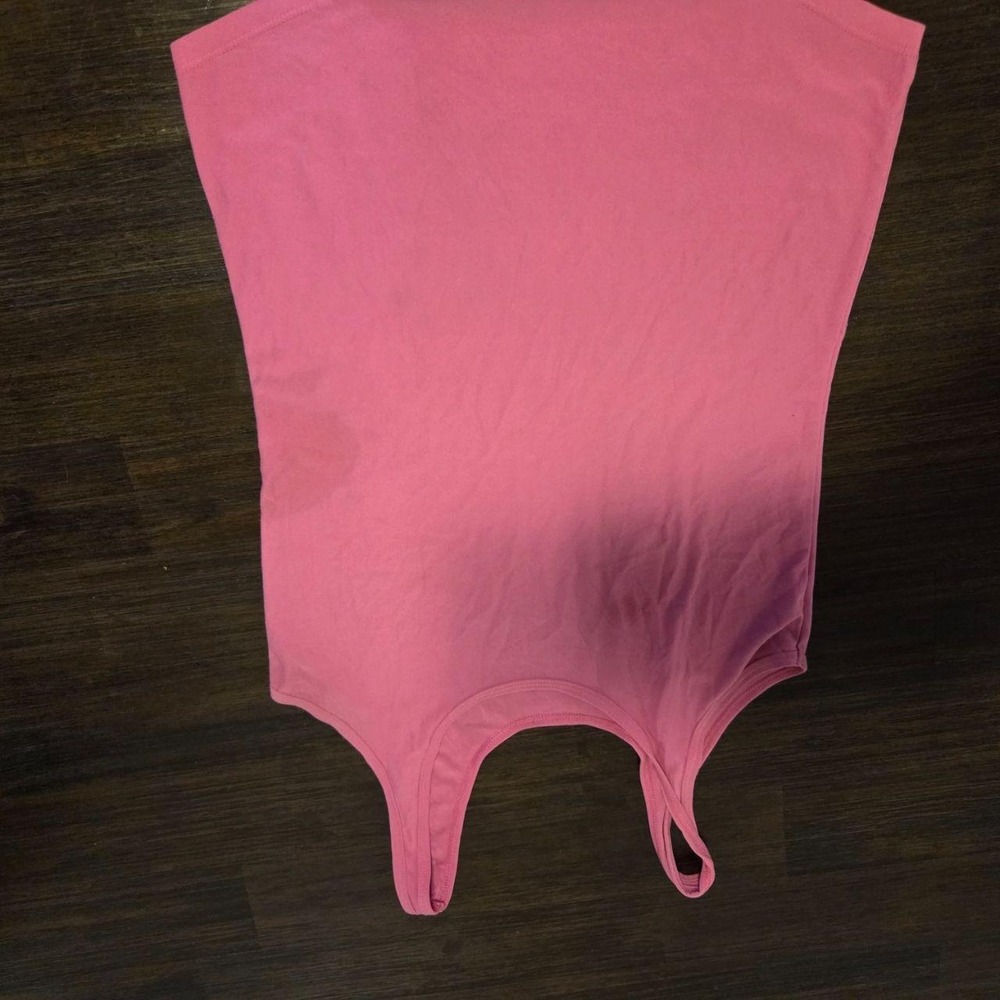 The No Boundaries Pink Solid Scoop‎ Neck Wide Strap Sleeveless Tank Top
